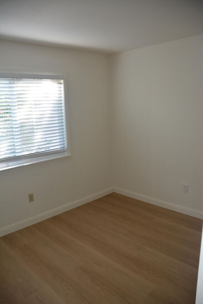 Building Photo - Sharp Pittsburg 3/2