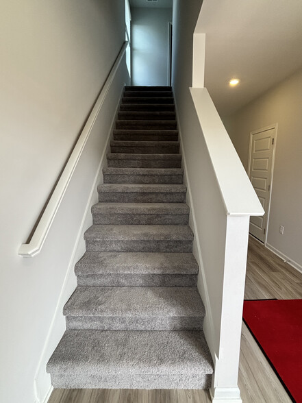 Building Photo - 572 Lyness Dr