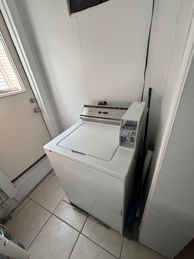 Building Photo - Beautiful Top-Floor 1Bd/1Ba Apartment with City Park Views