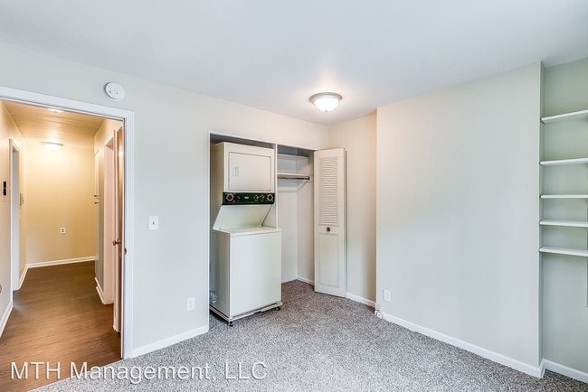 Building Photo - 1 br, 1 bath Apartment - 921 Coolidge Road