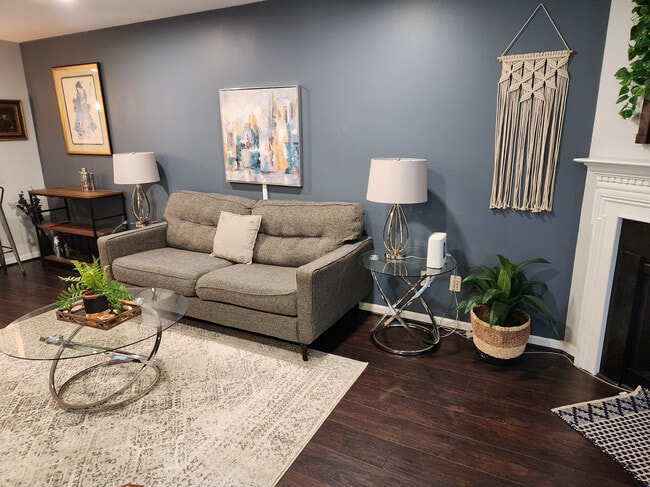 Building Photo - Room in Townhome on Big Bass Dr