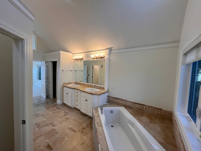 Building Photo - STUNNING 3 bed 2.5 bath Condo on the Colum...