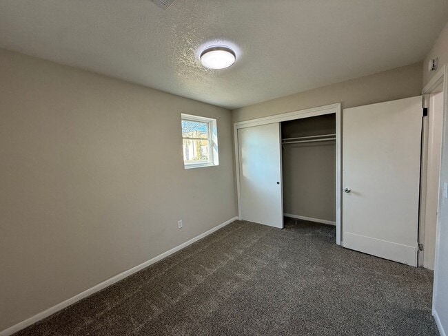 Building Photo - 2606 E Hennepin Ave