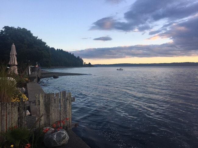 Building Photo - 4136 Beach Dr SW