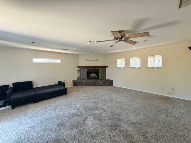 Building Photo - Spacious College Area Home with Garage and Backyard!