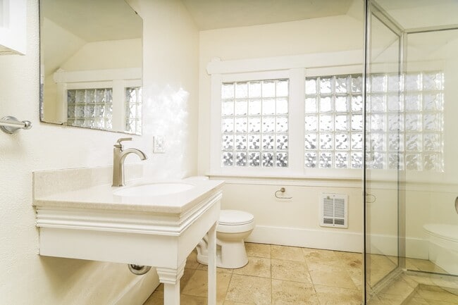 Building Photo - Charming Updated North Everett Craftsman Home w/ ADU Disclosure + Utility Credit