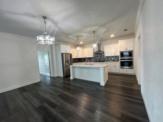 Building Photo - Immaculate 3/2 with Yard, Garage, and Pet ...