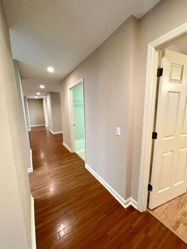 Building Photo - Duplex Apartment Close to Downtown Bluffton!