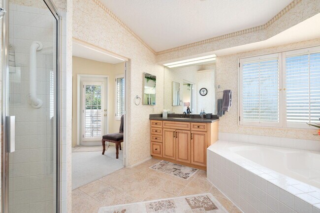 Building Photo - 260 Vista Royale Cir E