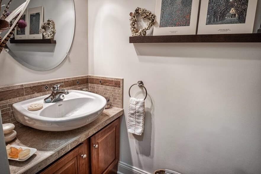 Powder room - 31 Mallard Pl