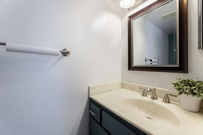 Building Photo - 4744 Ben Ave