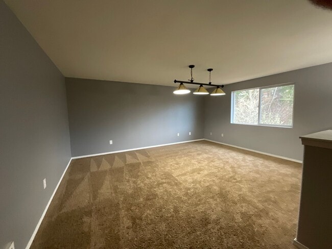 Building Photo - 5 Bedroom Home on 5 Acres!