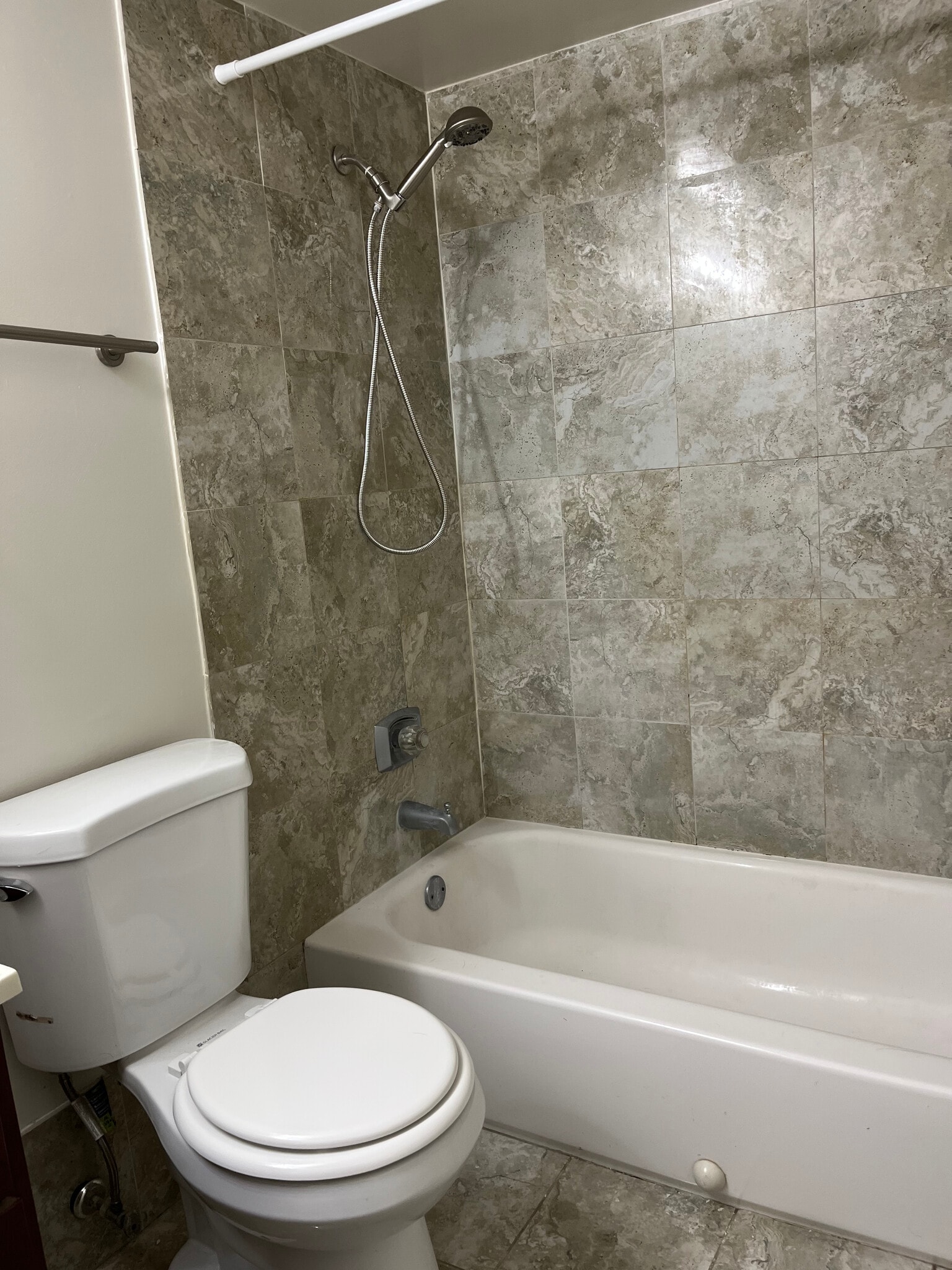 Building Photo - 3219 W Lake Ave