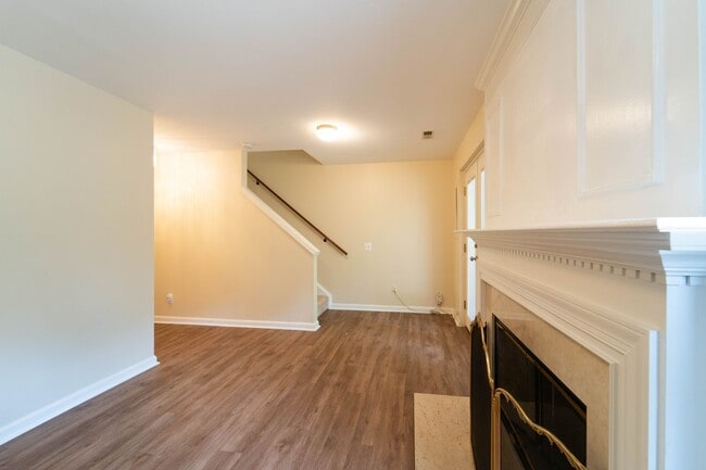 Building Photo - Updated 3-Level End Unit Townhouse in Caro...