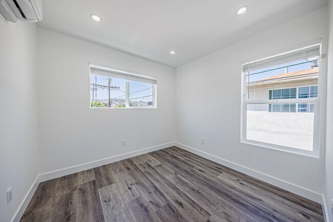 Building Photo - 3015 Alsace Ave