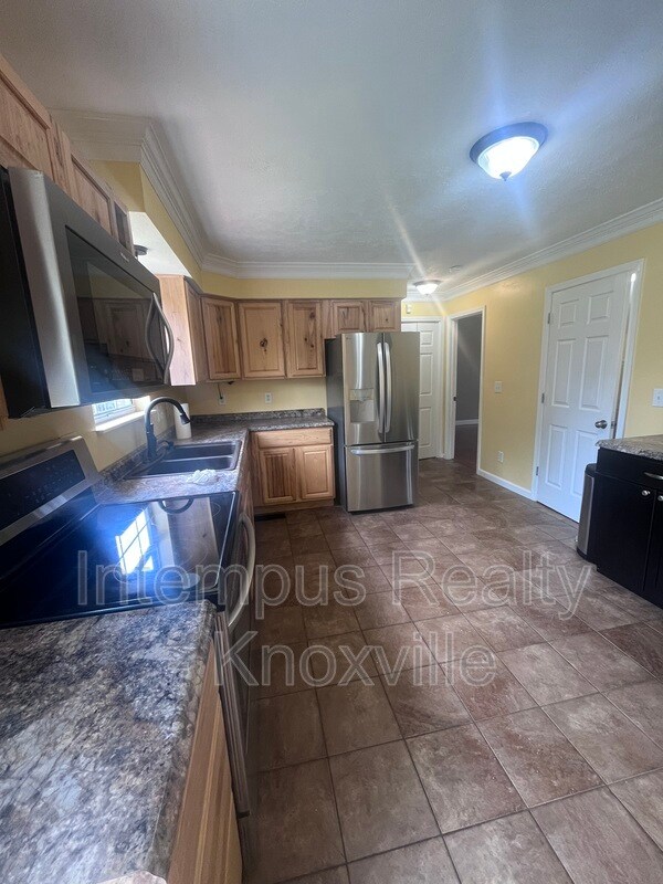 Building Photo - 7728 Chapel Bend Dr
