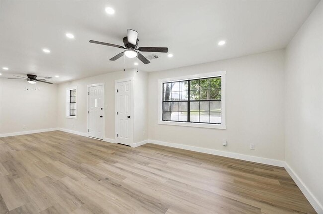 Building Photo - 1201 E Alamo St