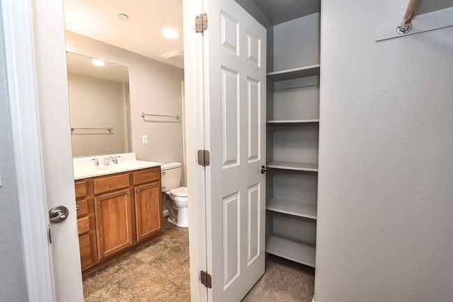 Building Photo - Beautiful Condo in Gated Community for Rent!