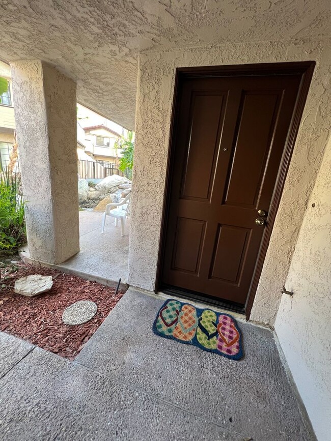 Building Photo - Cute Condo in Central Camarillo