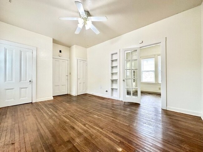 Building Photo - 644 W 4th St