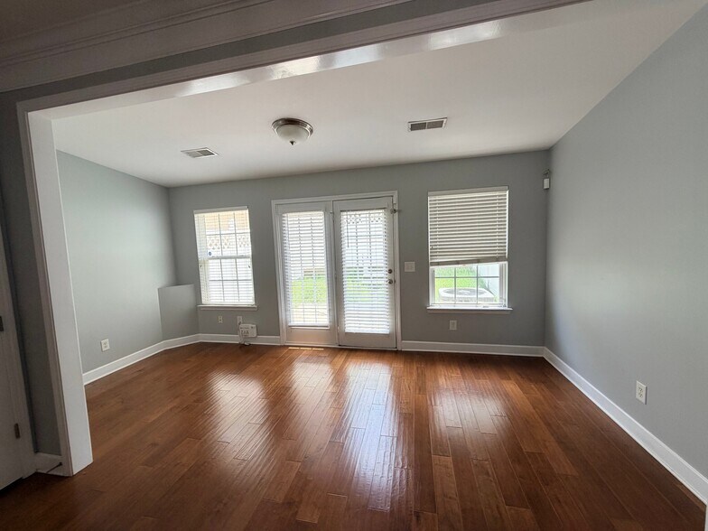 Building Photo - 7031 Sunnywood Dr