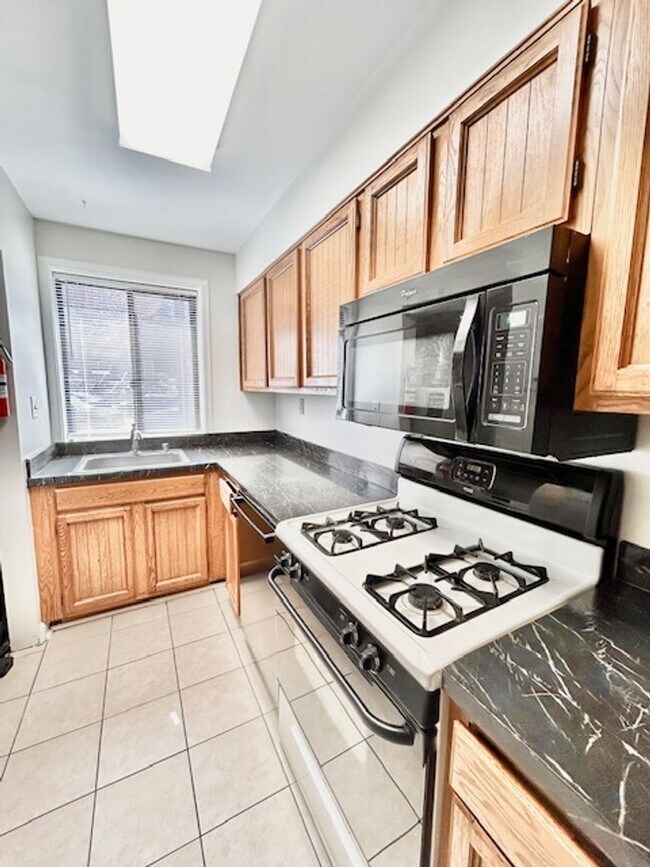 Building Photo - Great location, 1 BR 1 BA in-unit laundry ...