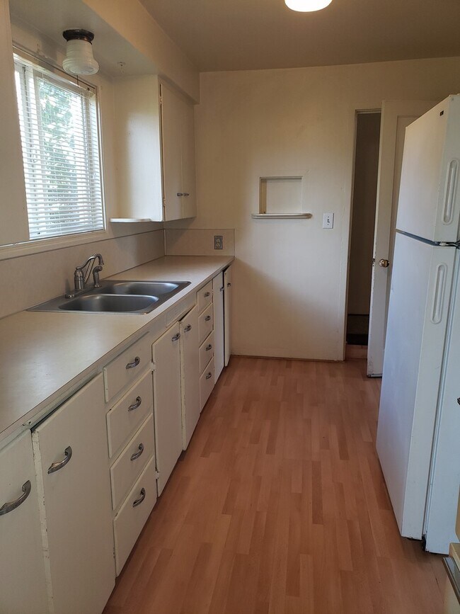 Building Photo - ** PRE LEASE FOR FALL** - Two Level Campus HOME