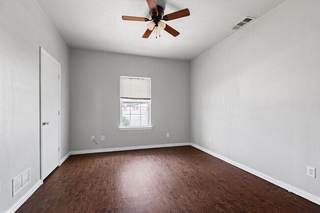 Building Photo - Jewel St- Duplex