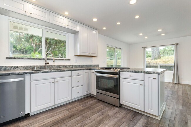 Building Photo - Beautiful 3B/3B Westside Atascadero