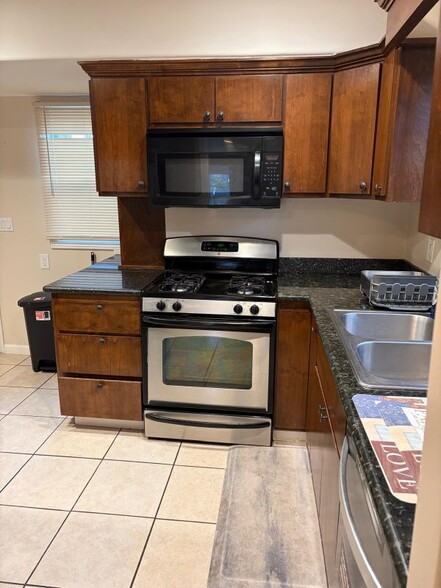 Building Photo - 558 A St