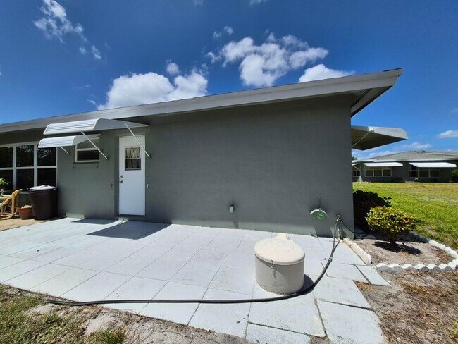 Building Photo - 910 South Dr