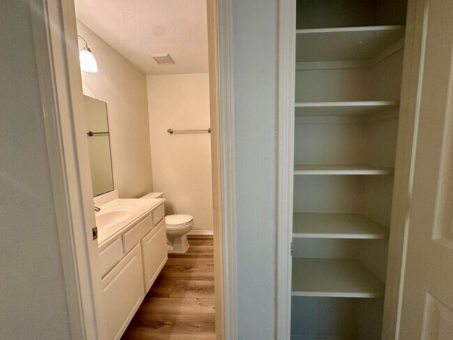 Building Photo - For Lease | 3 Bed, 2 Bath | 1,528 Sq Ft | ...