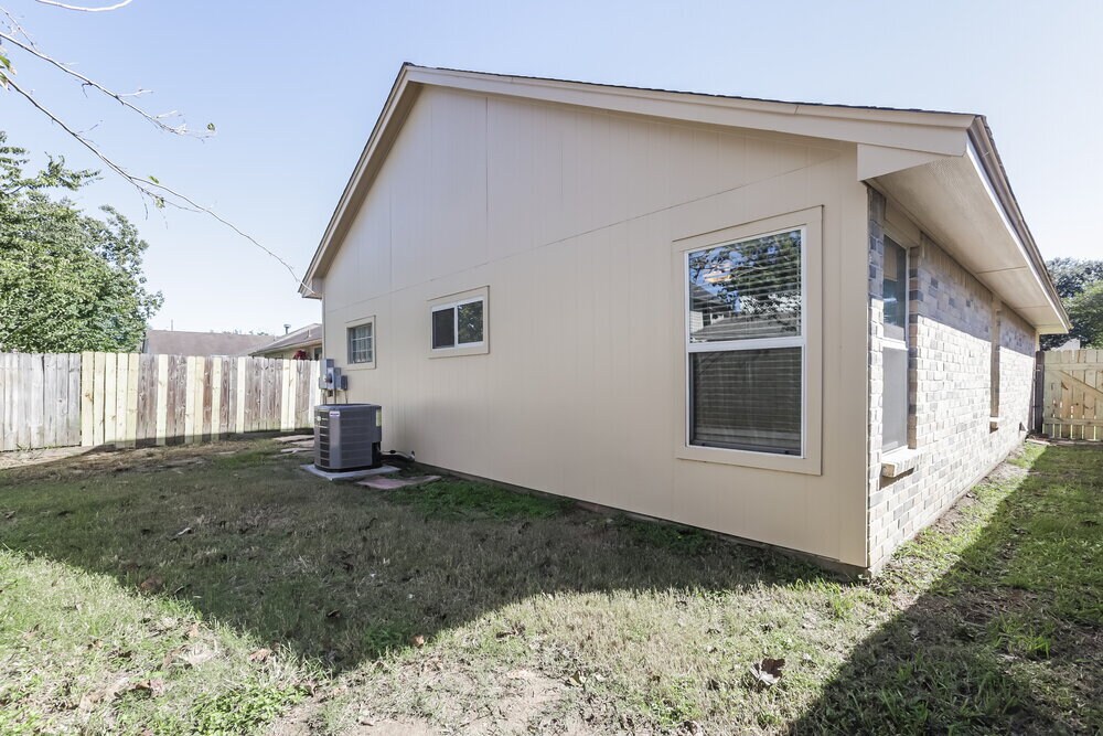 Building Photo - 10318 Bushy Creek Dr