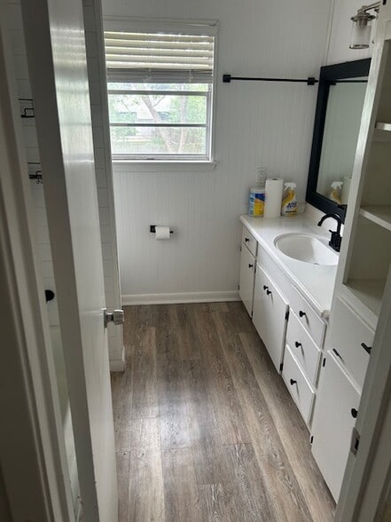 full bath - 1403 Fairfield Dr