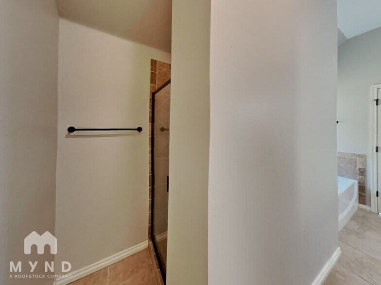 Building Photo - 3204 Valley Hollow