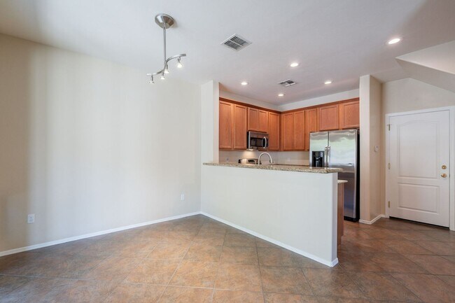 Building Photo - Bright, Spacious Riverside Crossing Retrea...