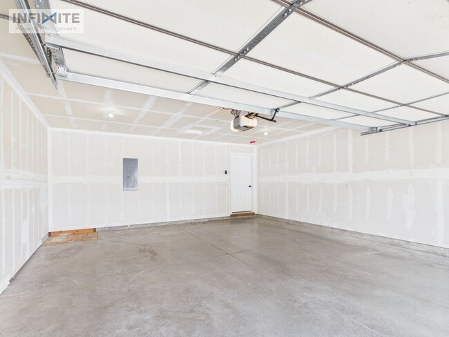 Building Photo - 895 Longbow Ln