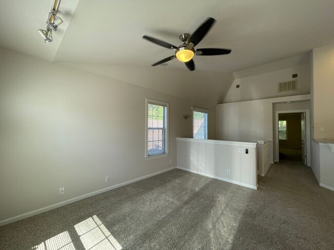 Building Photo - Exceptionally Spacious and Modernized 2x2 Townhouse w/Garage and Washer/Dryer Hookups!
