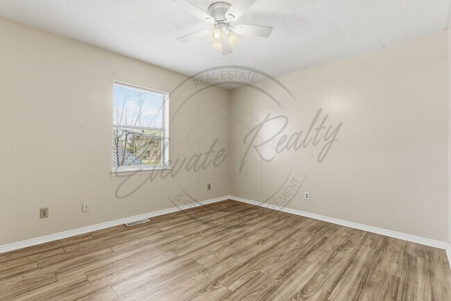 Building Photo - Spring Special: Charming 2 Bed / 1.5 Bath Townhouse in Cookeville