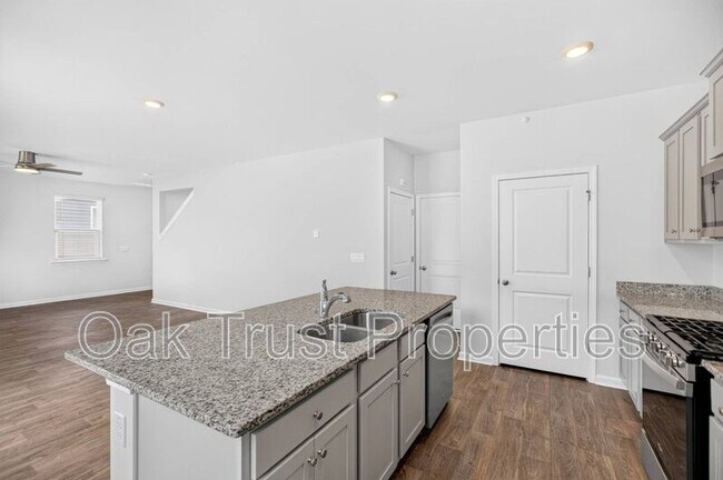 Building Photo - 147 Cloverleaf St