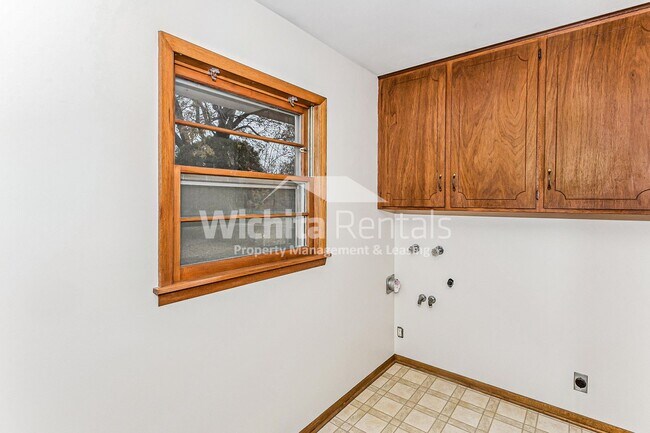 Building Photo - Large 3 bedroom , 2 bath home