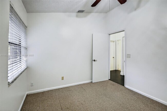 Building Photo - 581 Lakeside Cir