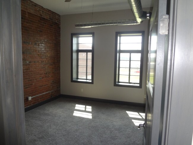 Primary Photo - 305 E Main St
