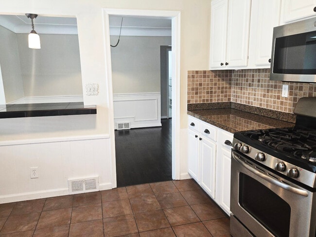 Building Photo - 3018 Guilford Dr