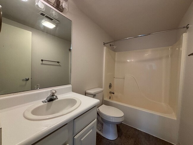 Building Photo - 4 Bedroom Townhome in Hawks Ridge