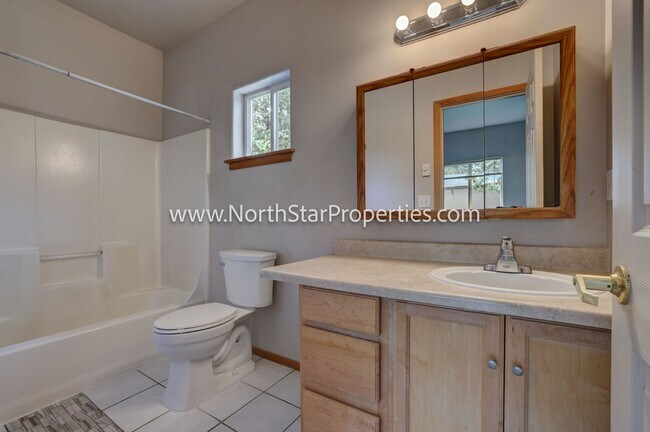 Building Photo - Wonderful Bend Property Close to Mountain View High School