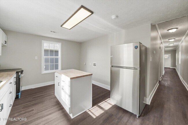 Building Photo - 216 Dameron Ave