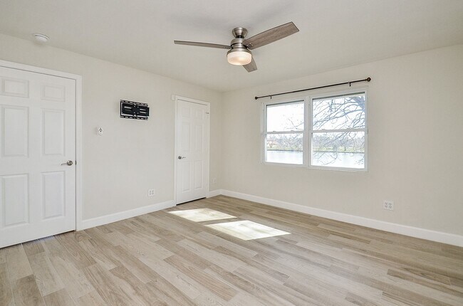 Building Photo - 414 Lakeview Dr