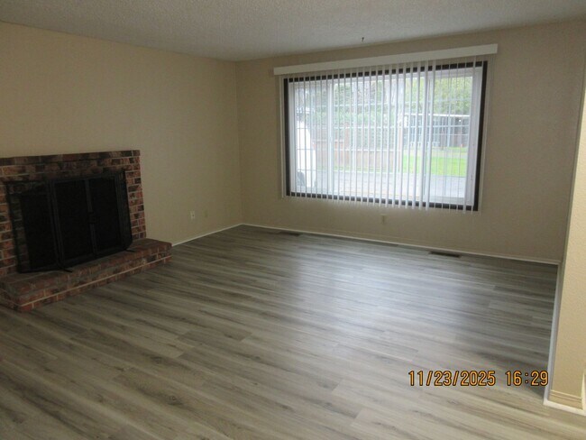 Building Photo - Updated and refurbished