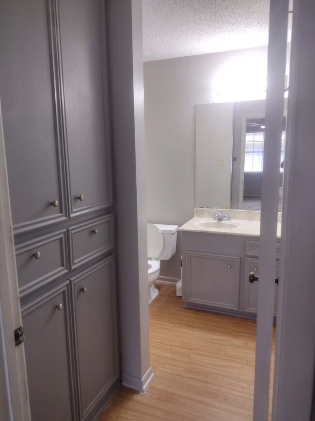 Building Photo - 525 Broad St